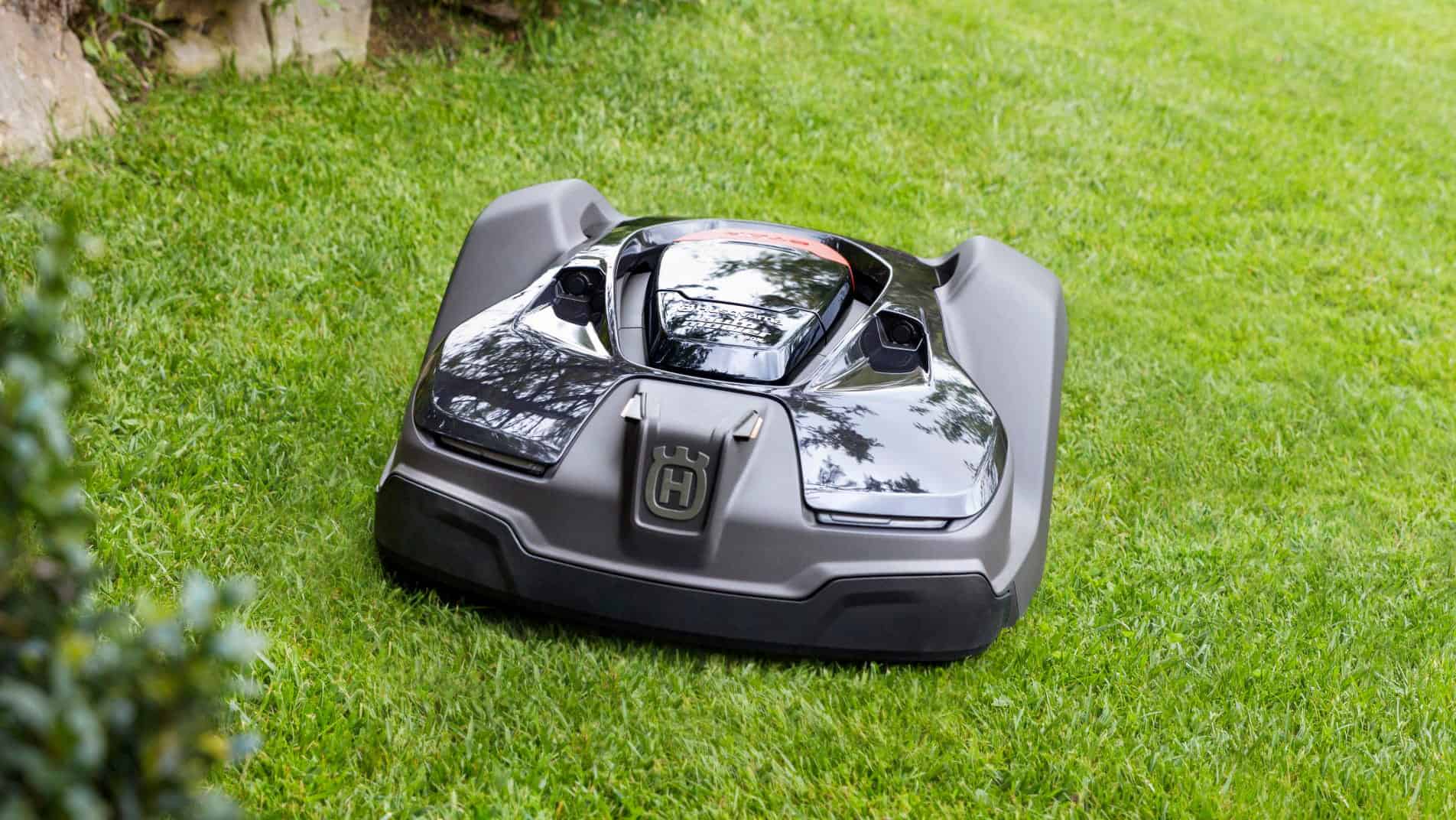 Mähroboter Husqvarna Automower 450x auf Rasen