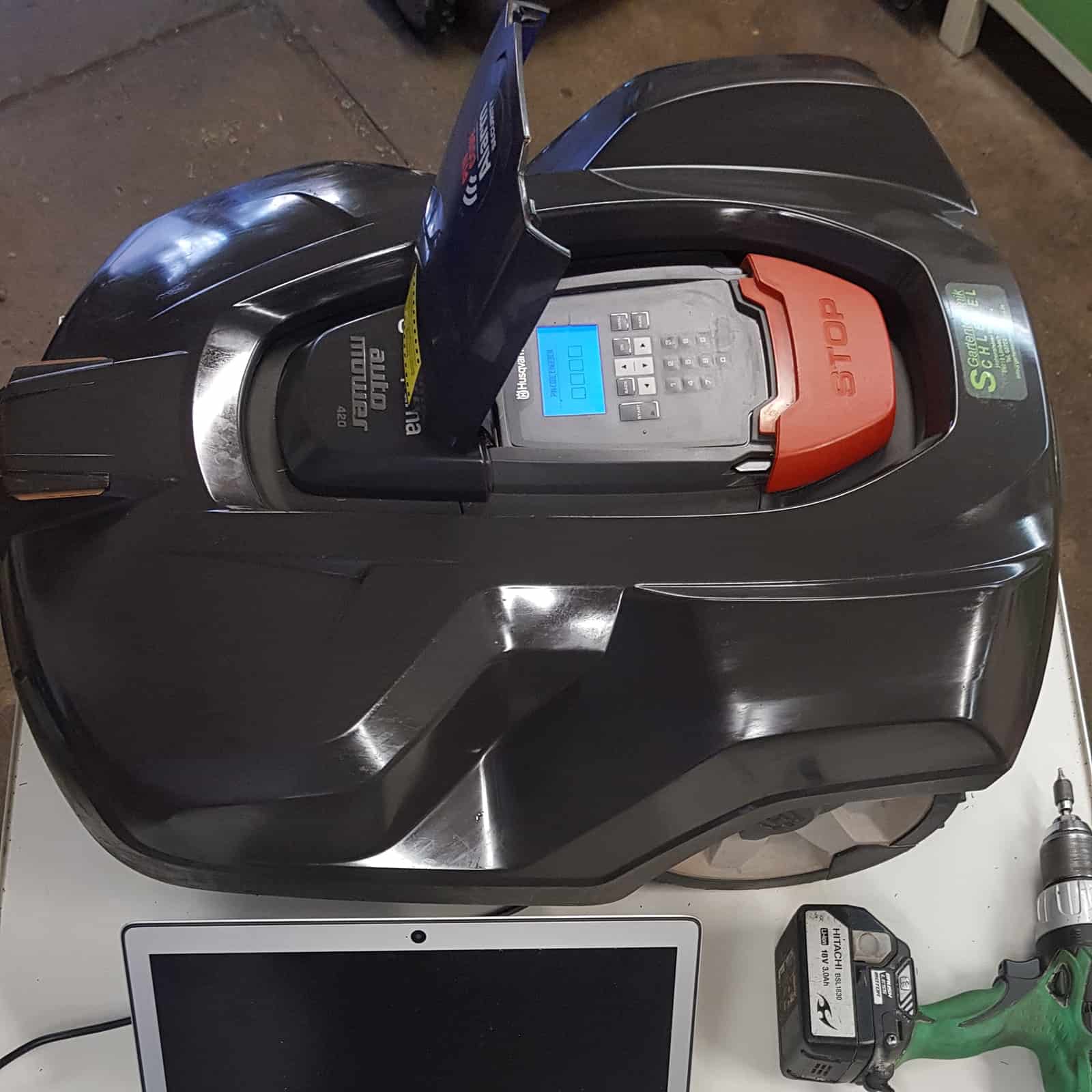 Rasenroboter auf einem Tisch in der Werkstatt