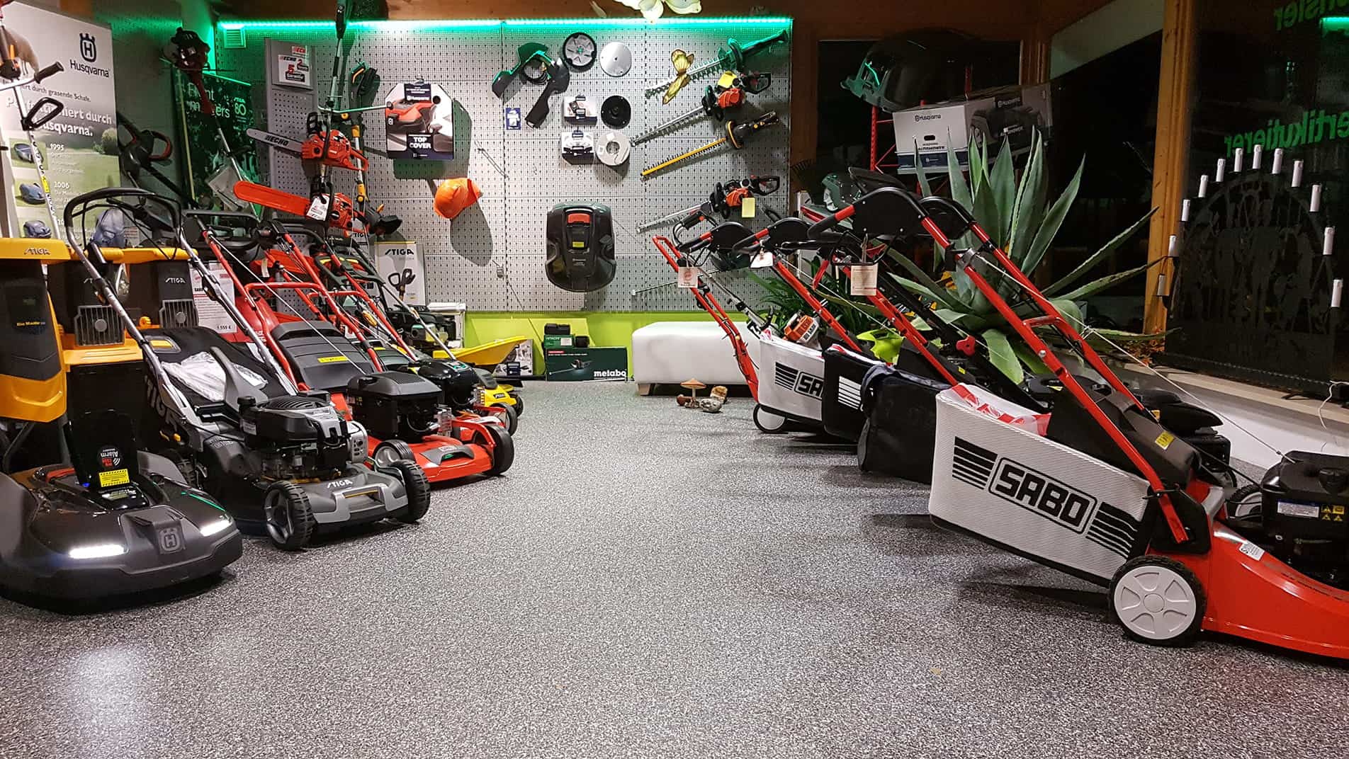 Verkaufsfläche mit Rasenrobotern, Rasenmähern und Rasentraktoren